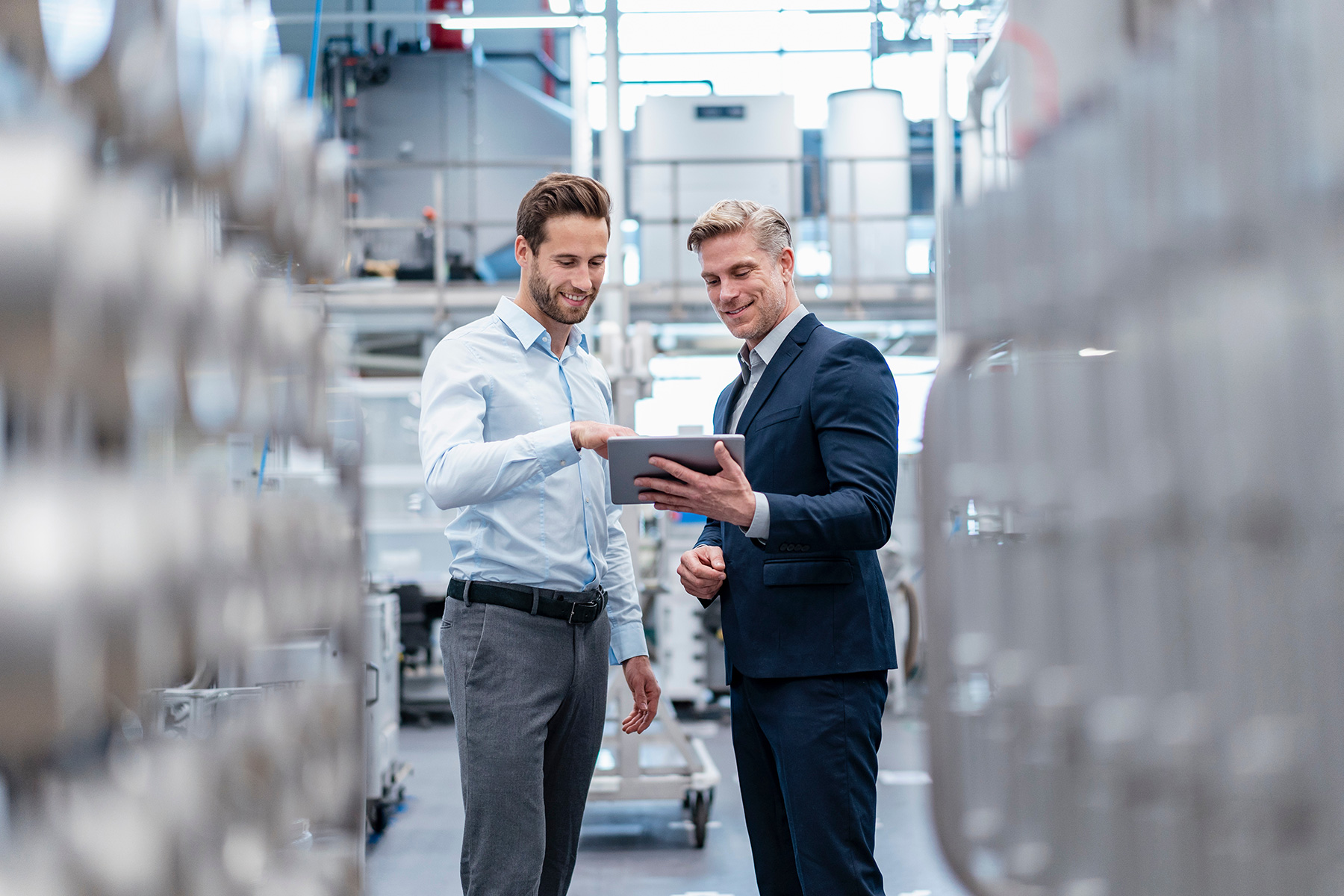 Accountmanager en klant bespreken digitale archiefoplossingen op locatie