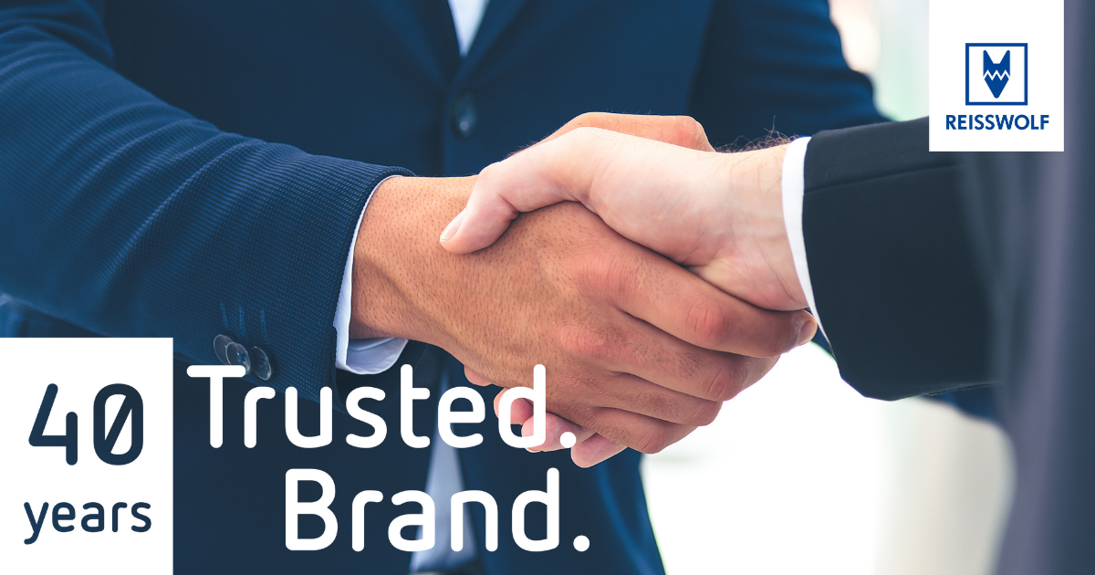 Handdruk tussen zakenpartners met Reisswolf logo – 40 jaar Trusted Brand in veilige en betrouwbare informatievernietiging