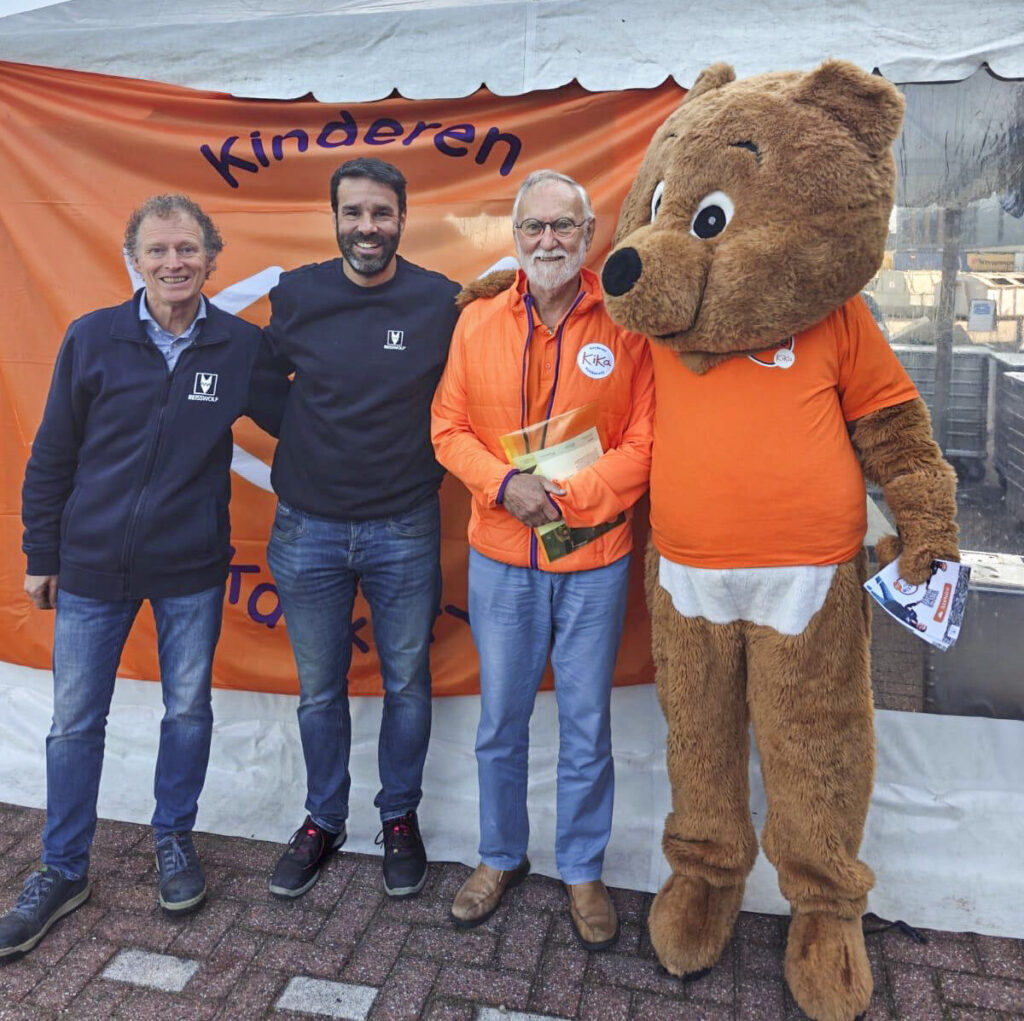 KiKa-beer, vrijwilliger Ad Pheuns en REISSWOLF-medewerkers tijdens Nationale Snipperdag 2026.